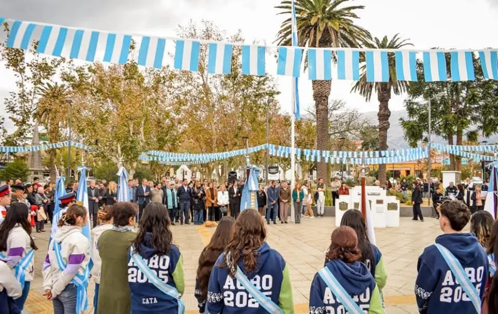 Autoridades municipales, instituciones locales, fuerzas vivas y vecinos participaron activamente del homenaje, que contó también con expresiones artísticas y culturales.