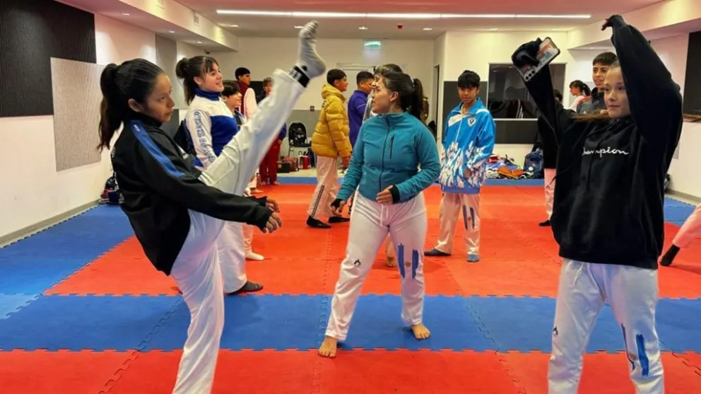 Los participantes acceden a charlas de prevención, entrenamientos y sesiones de combate.