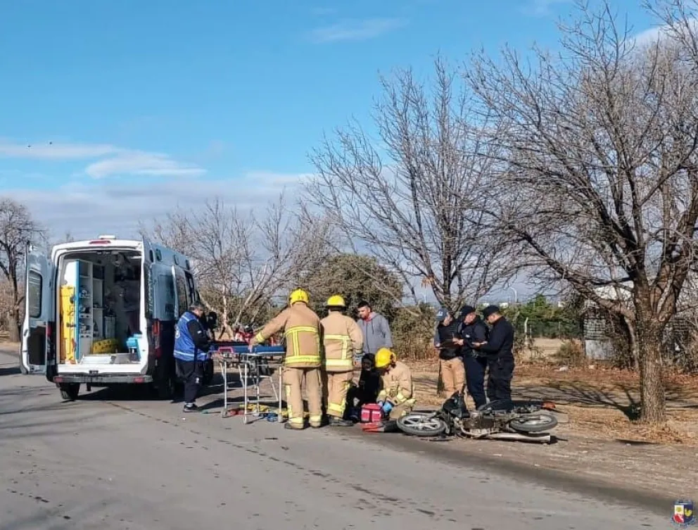 Una persona padeció una fractura al chocar con su moto contra el auto. Foto Pol. de San Luis