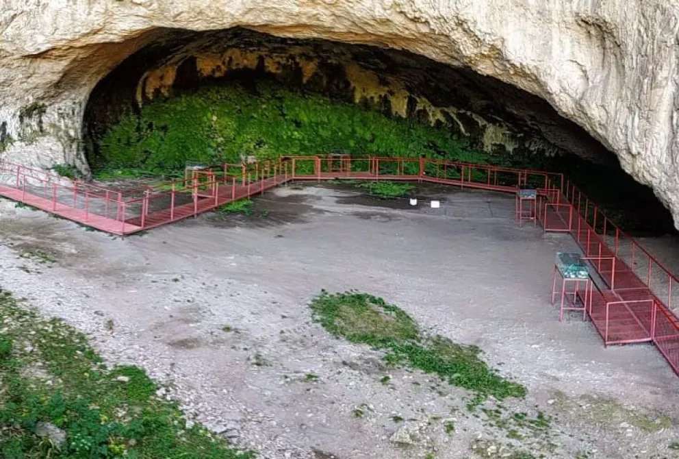 Entre los sitios más emblemáticos se destaca la Gruta de Inti Huasi, ubicada a 20 km de La Carolina.