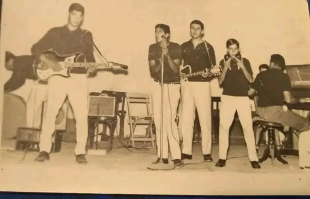 "Los Americanos".  Integrantes: Luqui (piano), Santiago Ray (maracas), Armando Ray (batería), David Arroyo (guitarra), Miguel Melian (voz), Carlos Ray (guitarra). Foto Sergio Escudero. Revista Señales.
