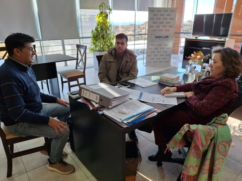La ministra de Salud junto a los intendentes de Los Molles y leandro N. Alem.