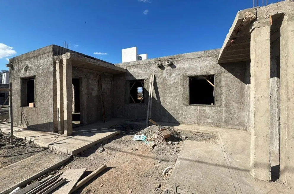 Desde la Dirección de Obras de Arquitectura y Viviendas informaron que 23 de las casas en ejecución alcanzan un 53% de avance, mientras que las cinco correspondientes a la etapa de ampliación registran un 50%.