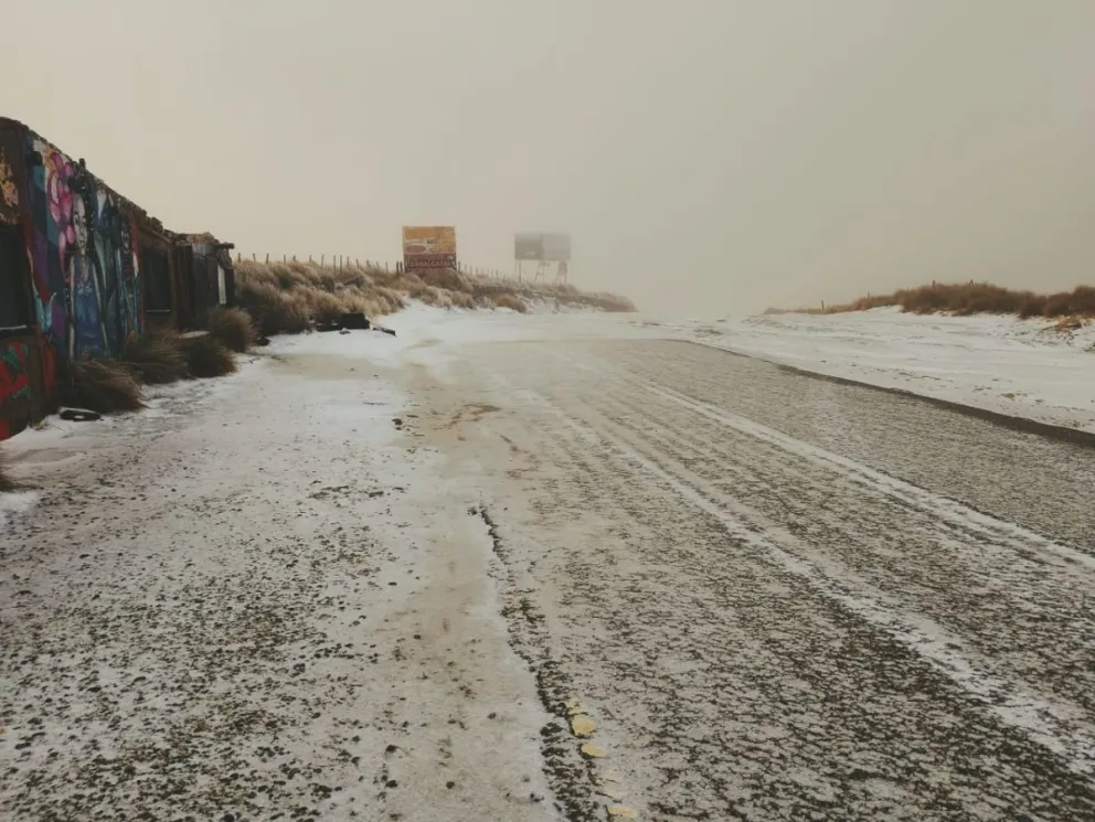 Camino al filo serrano cerrado por la nieve.