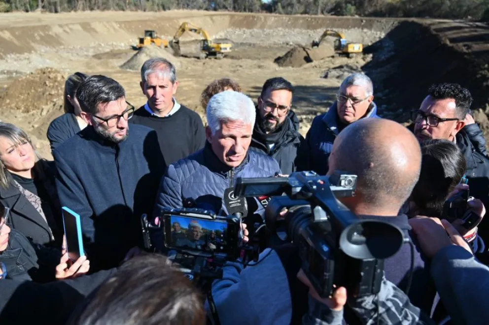 El gobernador Claudio Poggi durante su contacto con la prensa en la Villa de Merlo.
