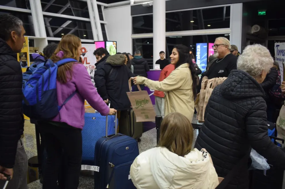 Un equipo de promoción recibió en el Aeropuerto de San Luis a un vuelo completo de Aerolíneas Argentinas proveniente de Buenos Aires