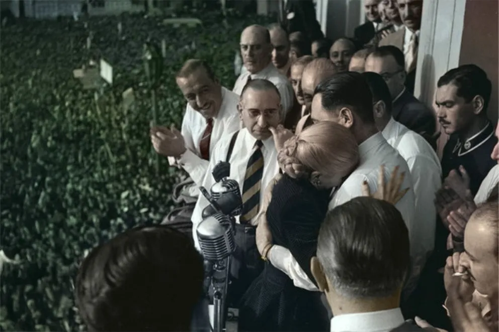 Una de las fotos más icónicas de la historia argentina: el abrazo entre Evita y Perón el 17 de octubre de 1951. Ella ya estaba enferma. Ese gesto condensó entrega, amor político y despedida anticipada.