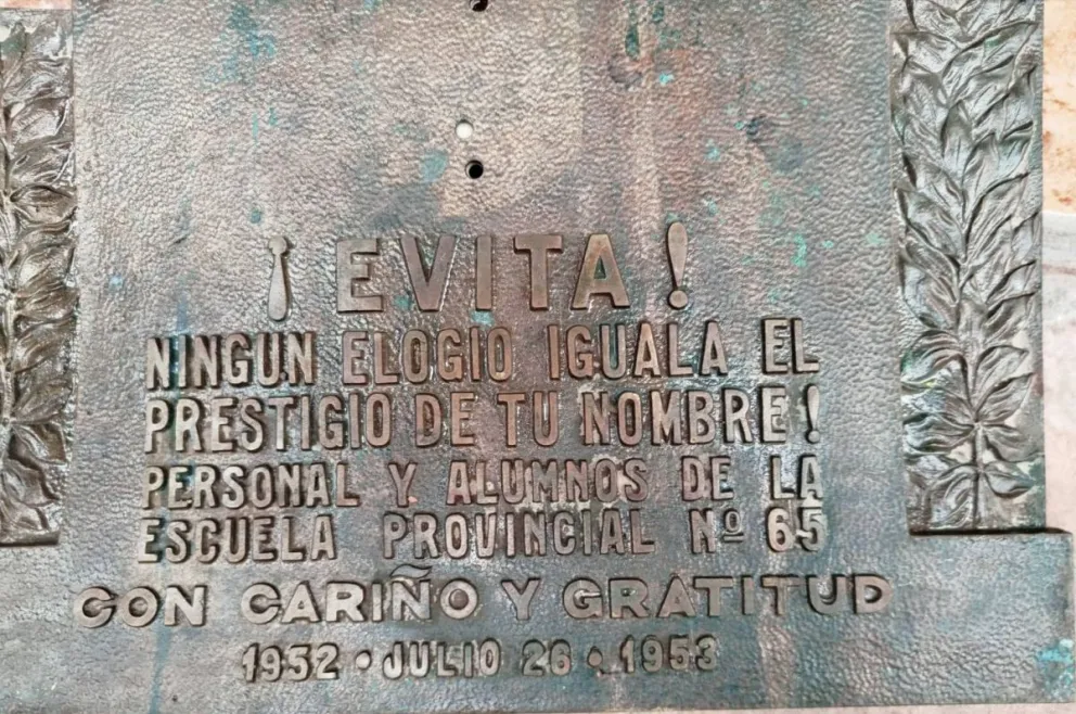 Una de las placas que en Merlo recordaba a Eva Perón.