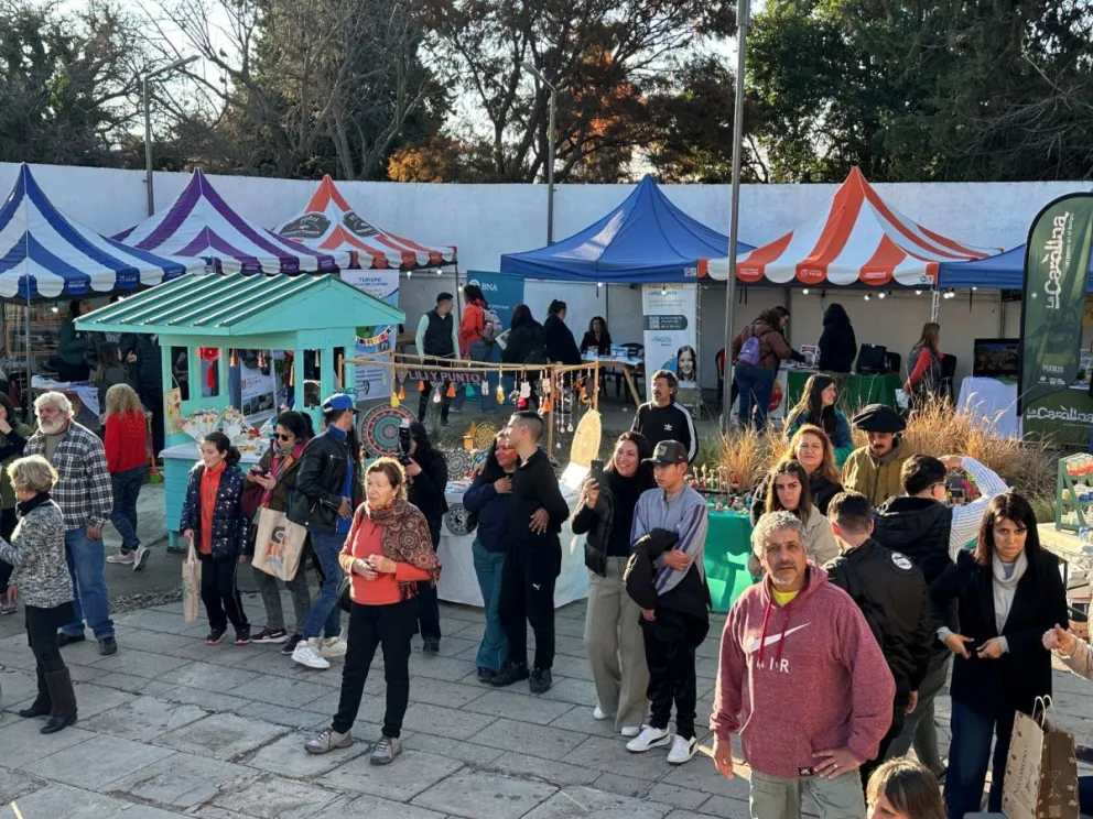 La propuesta incluyó degustaciones de productos regionales, artesanías, propuestas gastronómicas, espectáculos en vivo, juegos con premios y folletería turística. 