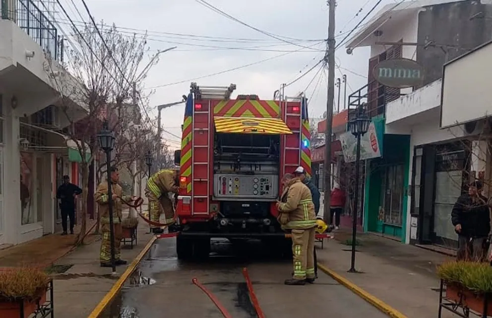 Bomberos Voluntarios acudieron ante un llamado por intenso humo negro que salía de una propiedad ubicada en el centro histórico.