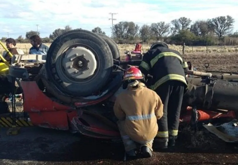  Padre e hijo resultaron heridos tras el vuelco de un camión con ganado en la Autopista 55. (Foto: Policía de San Luis) 