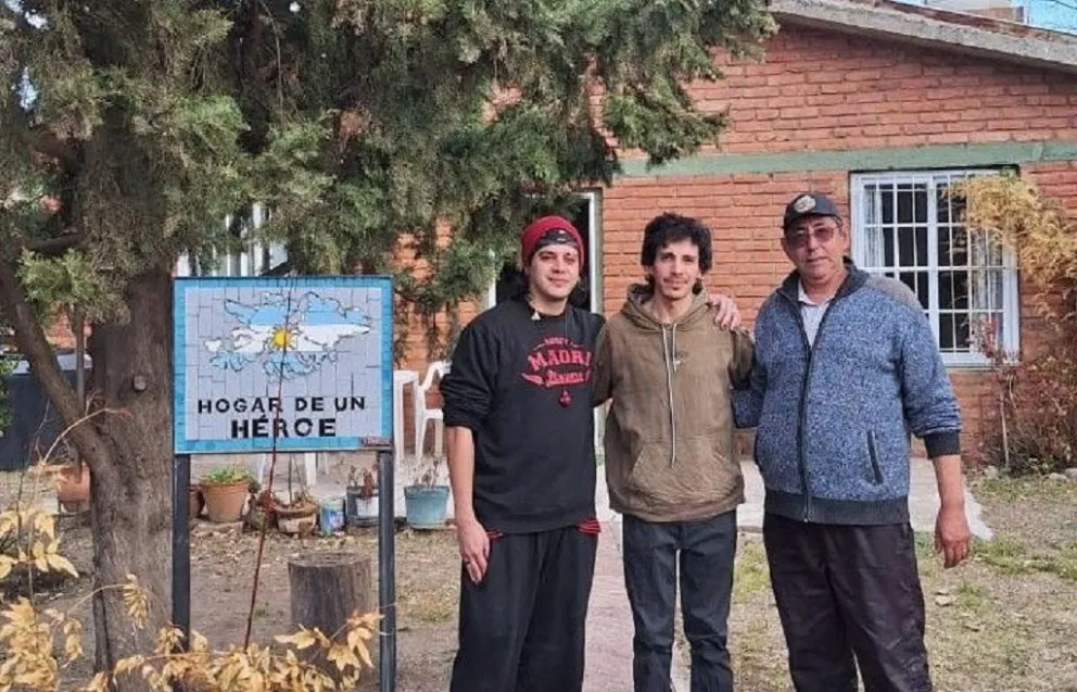 La Paz honra a sus Veteranos de Malvinas distinguiendo sus hogares con carteles identificatorios. (Foto: La Otra Mirada)