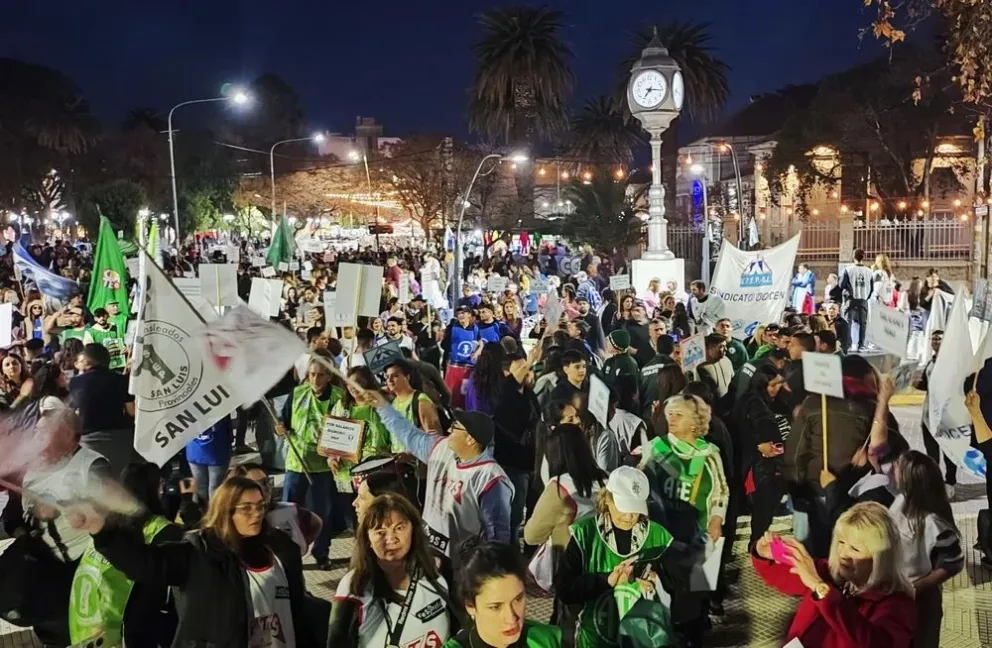 Masiva marcha por las calles de San Luis. Foto LGD
