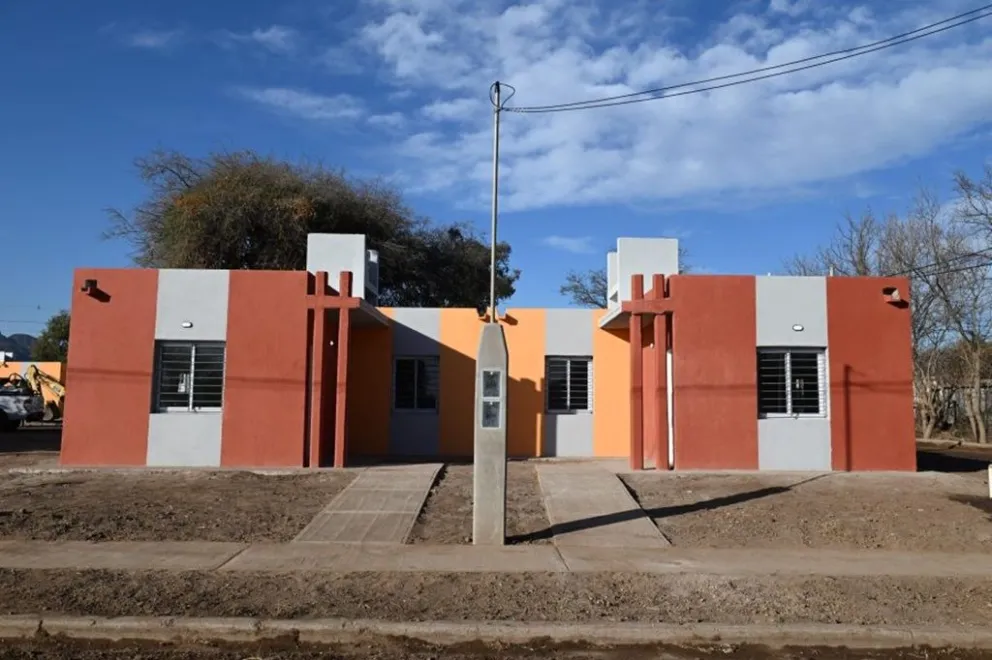 13 familias que se habían inscripto en los planes ‘Progreso’ y ‘Sueños’ recibieron las llaves de sus casas. 