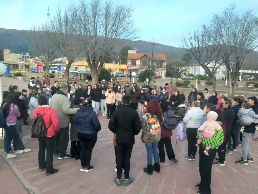 Convocatoria en Los Molles para pedir un cambio en la conducción de la Escuela 237.