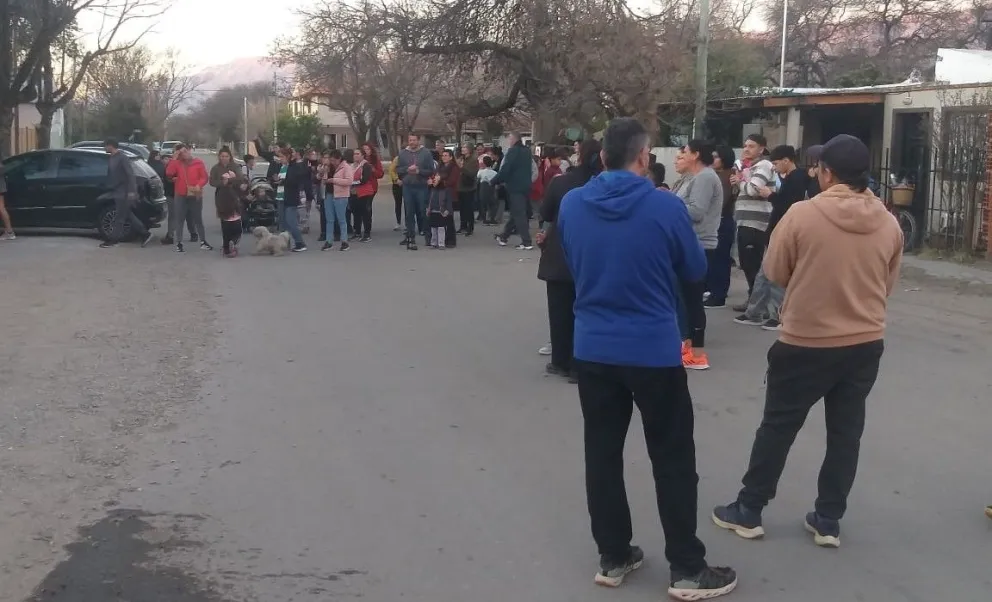 Nueva marcha en Los Molles para exigiar cambios en la escuela.