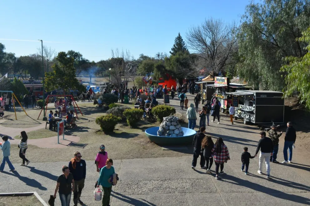 La propuesta incluyó más de 50 stands de productos dulces y salados, así como espacios destinados a la inclusión social y al fortalecimiento de emprendedores locales.