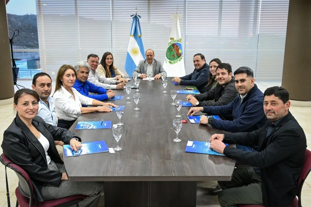 El Ministro firmó junto a 10 intendentes.