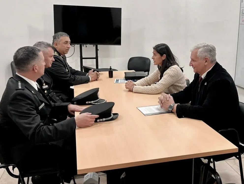 La representante de la cartera de Seguridad, Nancy Sosa, junto a autoridades de Seguridad Aeroportuaria II Centro.