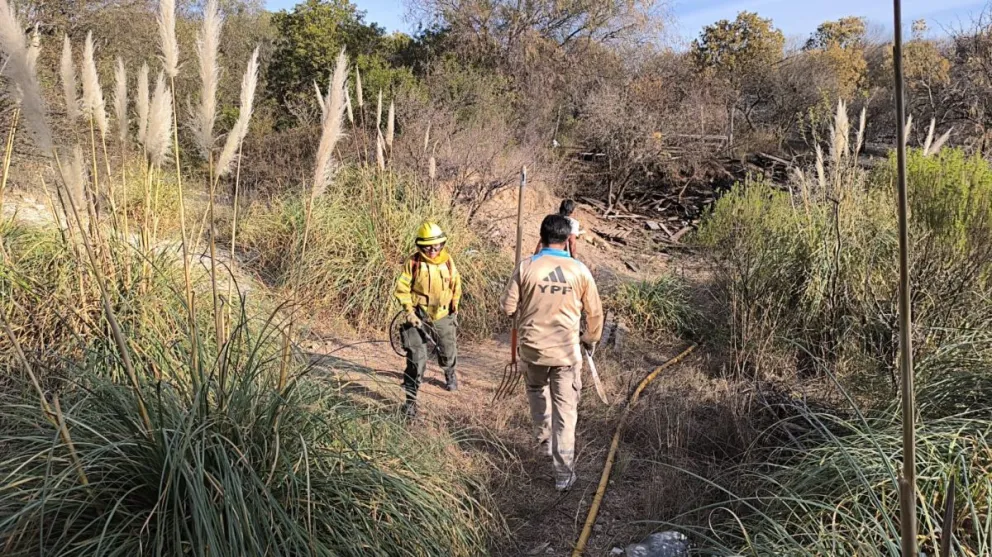 Tras más de tres horas de labor intensa, se logró contener el 100% del perímetro durante el trabajo de ayer en el incendio de Pasos Malos.