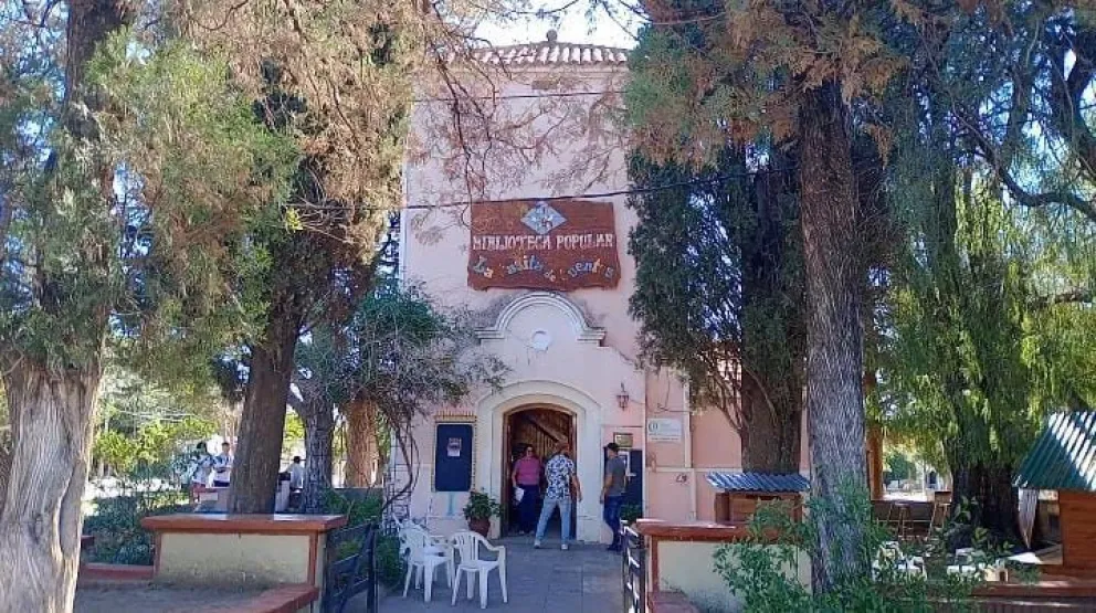 Fundada en un antiguo tanque de agua construido en 1943 y reciclado para este fin, la Biblioteca Popular La Casita de Cuentos nació el 17 de agosto de 1993 a partir del sueño de un grupo de vecinos. 