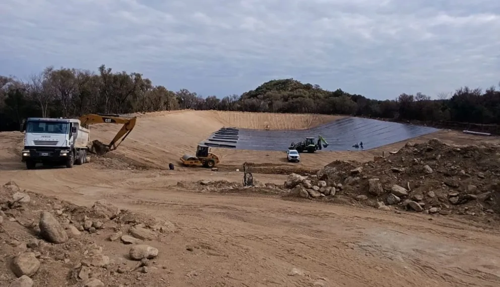 ste procedimiento de impermeabilización busca optimizar la capacidad de almacenamiento del reservorio al evitar pérdidas de agua.
