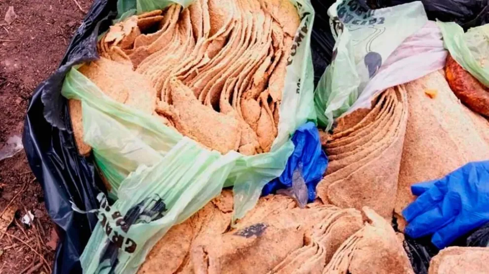 Durante una inspección de rutina, los agentes constataron que los alimentos no solo eran de dudosa procedencia, sino que además estaban “rellenos” con restos de papel higiénico, lo que representaba un grave riesgo para la salud de la población.