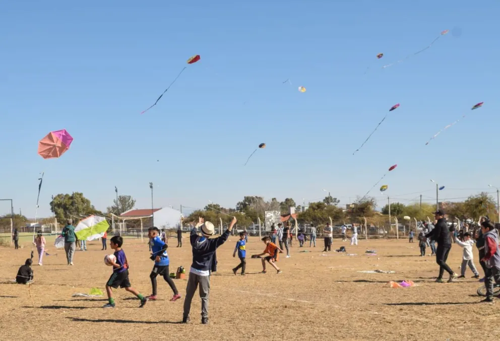 El domingo barrileteada en la plaza saludable del barrio Los Fresnos.
