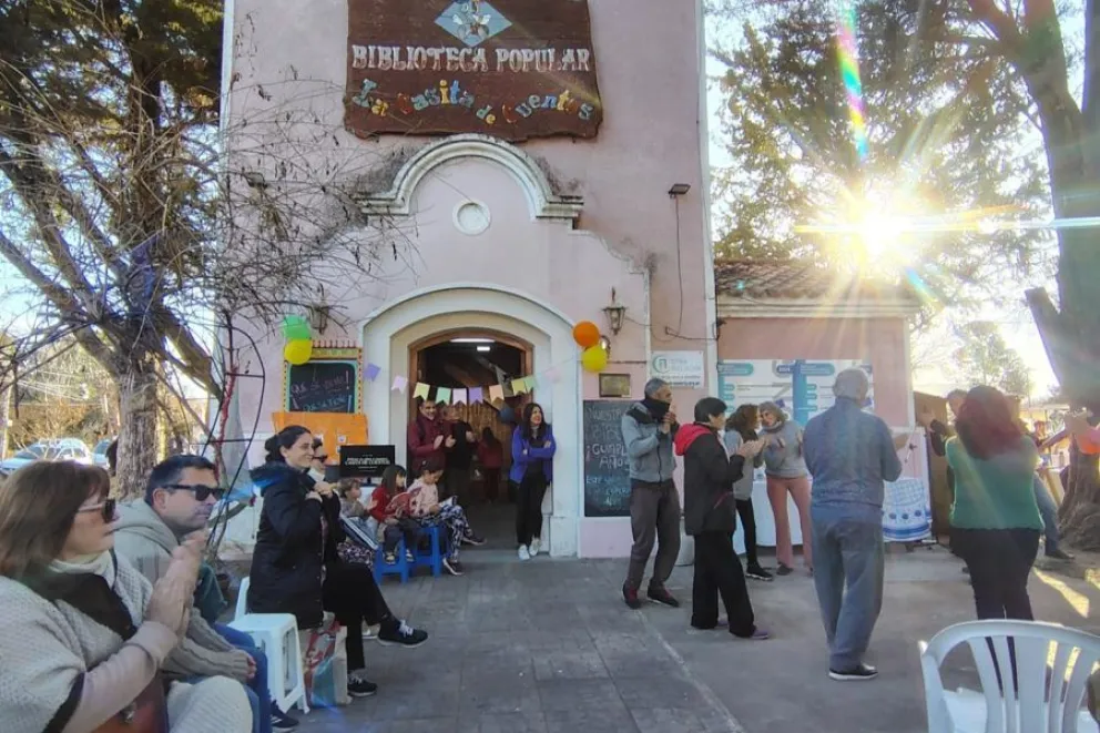 La celebración contó con la participación de talleristas y lectores habituales de la biblioteca.