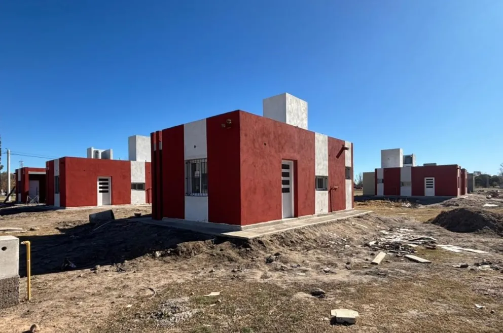 El Gobierno, junto a los municipios, avanza en la construcción de viviendas de los planes ‘Progreso’ y ‘Sueños’, acercando el sueño de la casa propia a diez familias del departamento Chacabuco.
