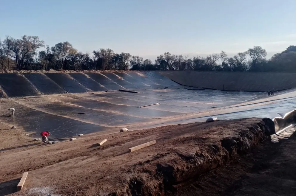 El reservorio de agua cruda de 32.000 metros cúbicos, donde actualmente se coloca la geomembrana. 