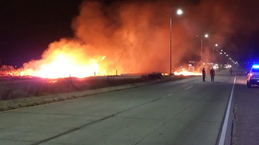 Vuelco e incendio de un camión. Falleció su conductor de 33 años. Foto Pol. San Luis.