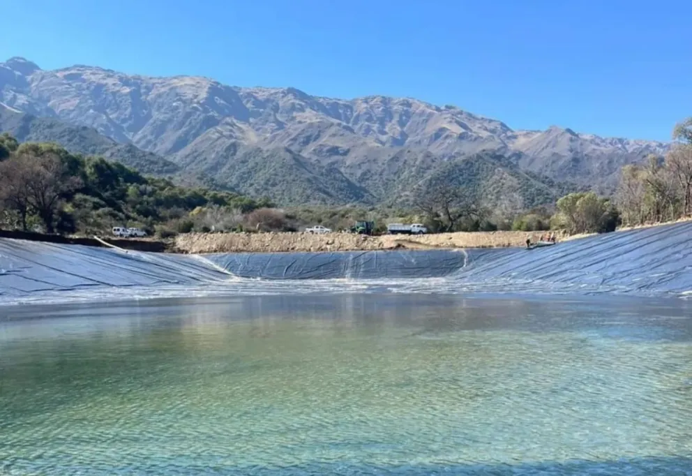 Actualmente, el desarenador está próximo a completarse, la represa fue acondicionada para una capacidad de 32 millones de litros y la geomembrana ya quedó instalada.