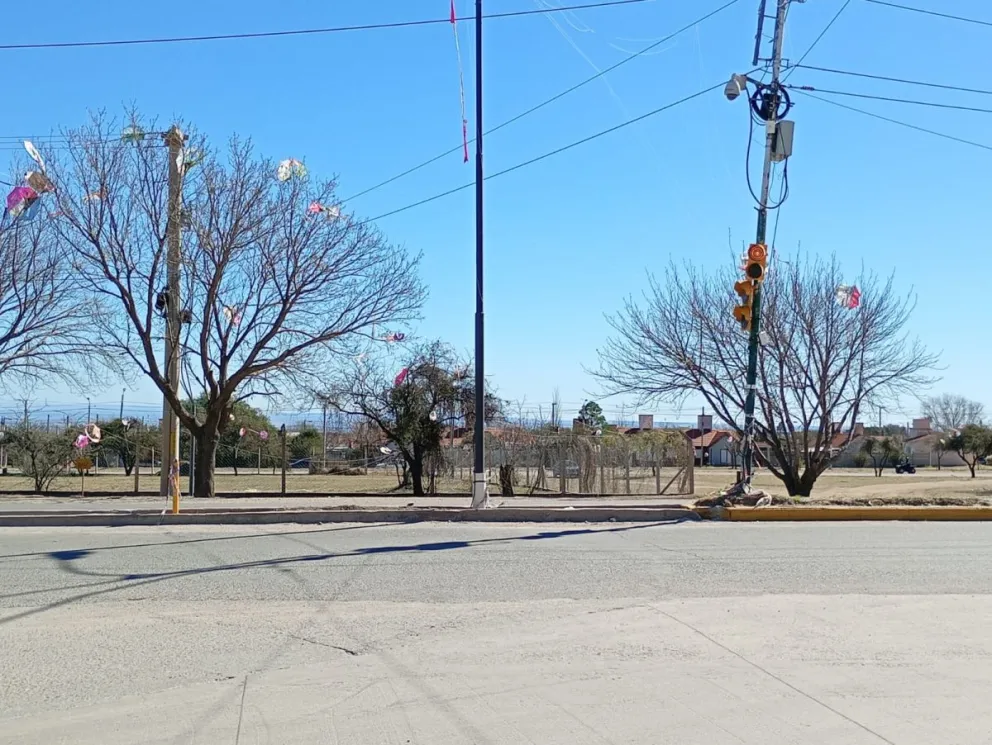 Cruce de Ruta 1 y Carlos Gardel en la entrada a Merlo.