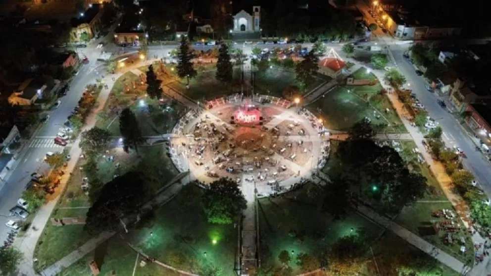 La Paz celebra a su patrono con misa, procesión y una gran peña popular. 