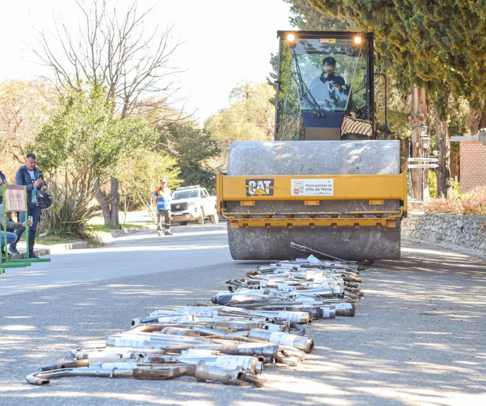 Como gesto simbólico de la jornada, en la explanada del Centro de Convenciones de Merlo se destruyeron caños de escape secuestrados en distintos operativos.