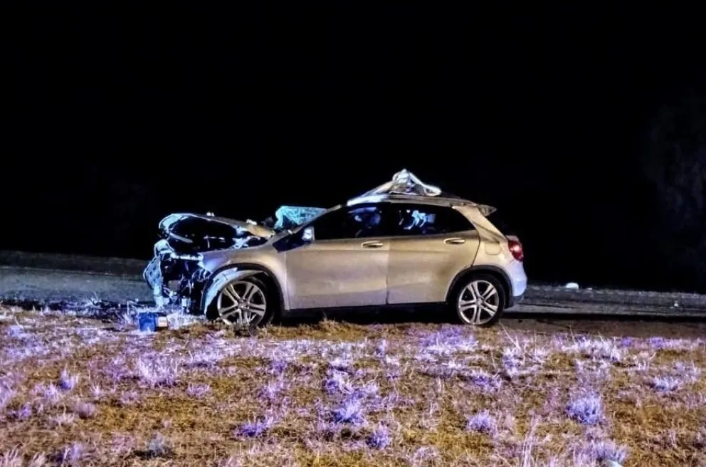 El estado en que quedó el auto tras chocar de atrás al camión. Foto policia de San Luis.