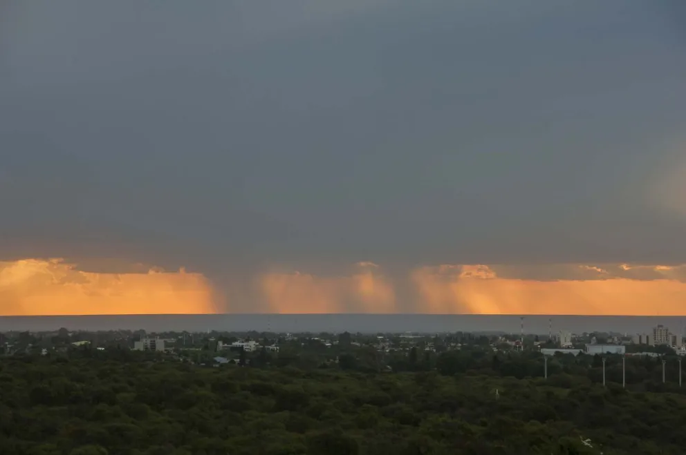 Según los informes de los Servicio Meteorológico, el desarrollo de un sistema de baja presión sobre la franja central del país dará lugar a un período de abundantes precipitaciones y tormentas continuas desde la madrugada del sábado 30. 