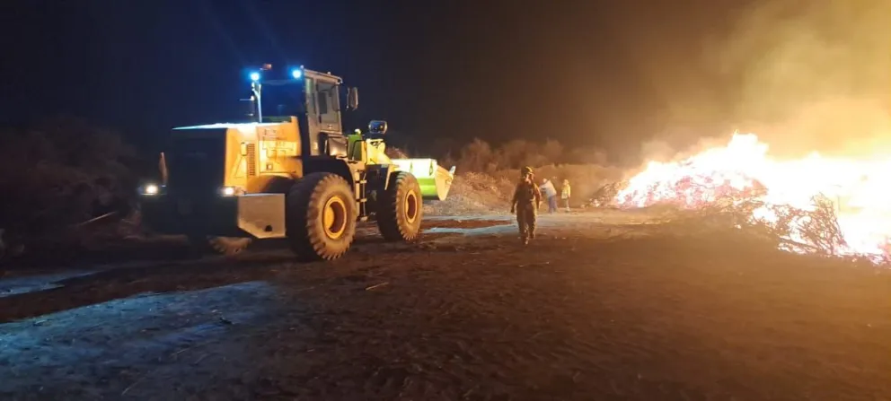  El incendio se se encuentra contenido dentro del predio.
