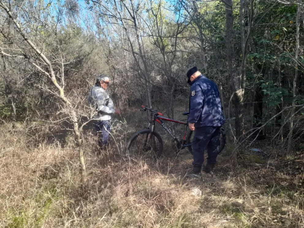 La bicicleta recuperada en un terreno baldío. Foto Pol. San Luis. 