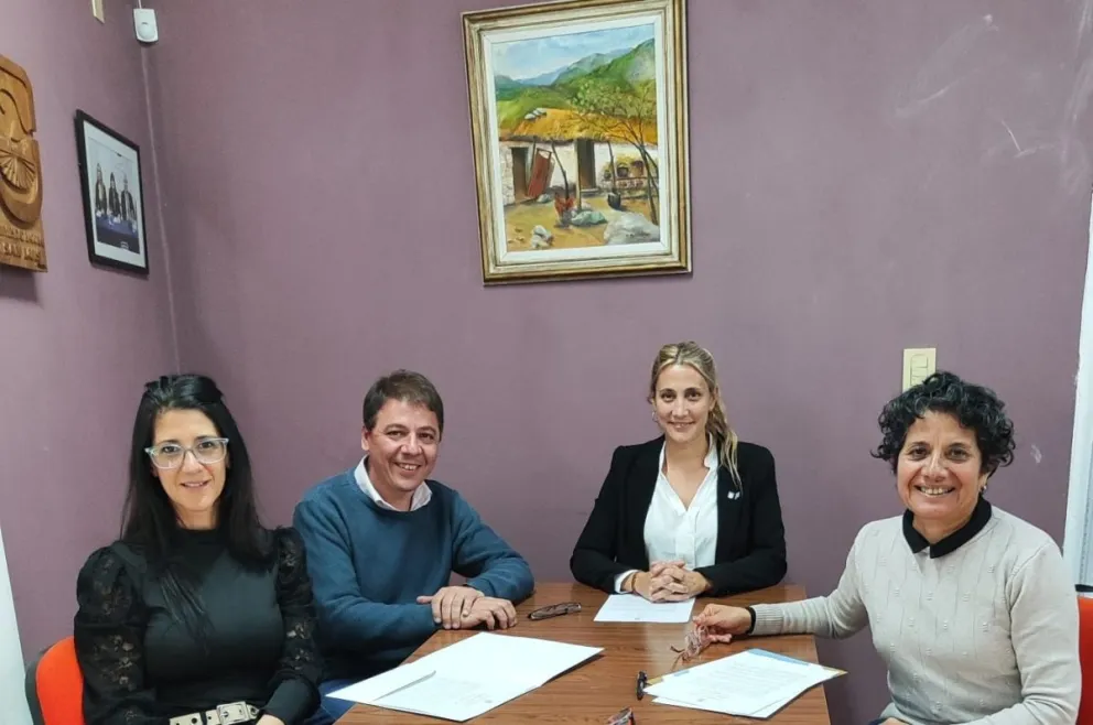 Firma de convenio entre la FTU y la escuela EMEI.