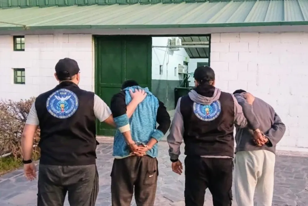 Dos detenidos por droga fueron trasladados a la cárcel.