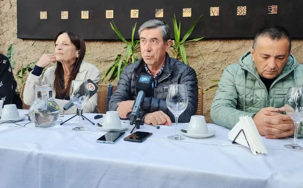 Gato Fernández, junto a Petrino y Farias, los candidatos a diputados nacionales por el Frente Justicialista.