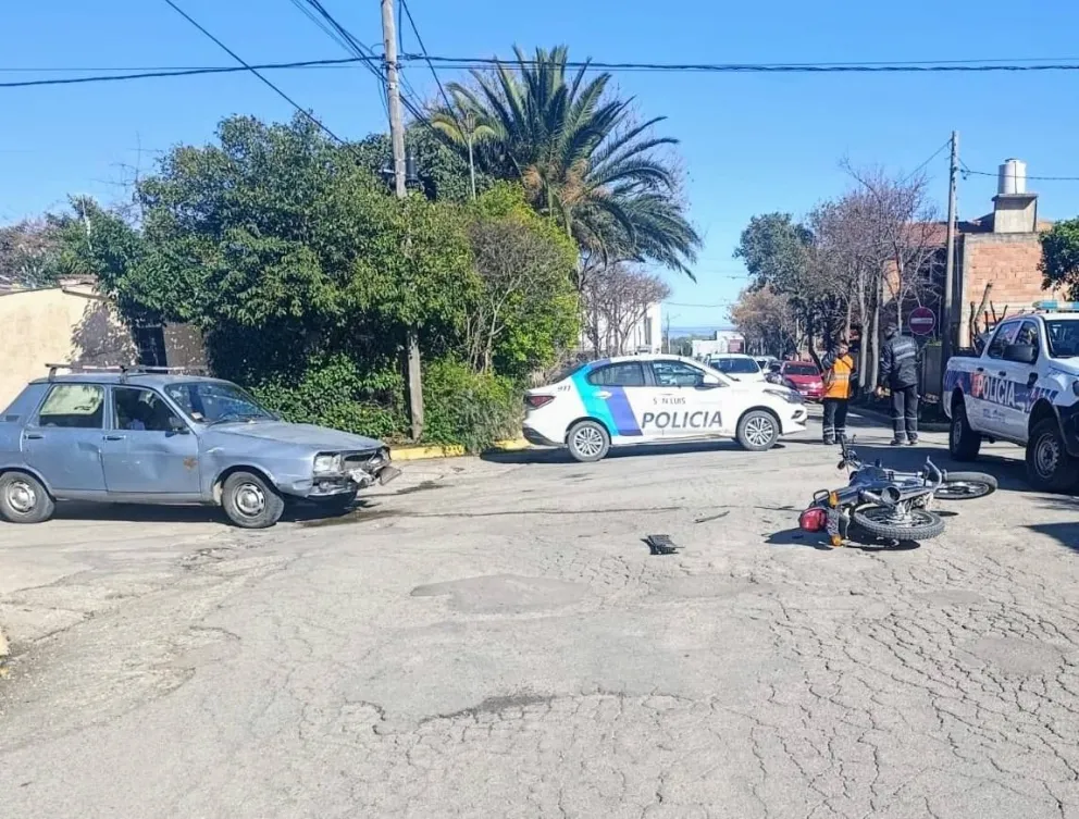 Choque entre auto y moto: un hombre padeció doble fractura
