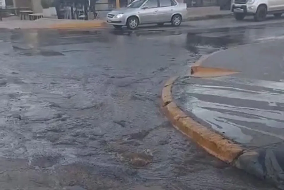 Mientras se llevan a cabo los trabajos, la Municipalidad recomienda a los vecinos y comercios de la zona extremar el uso del agua.