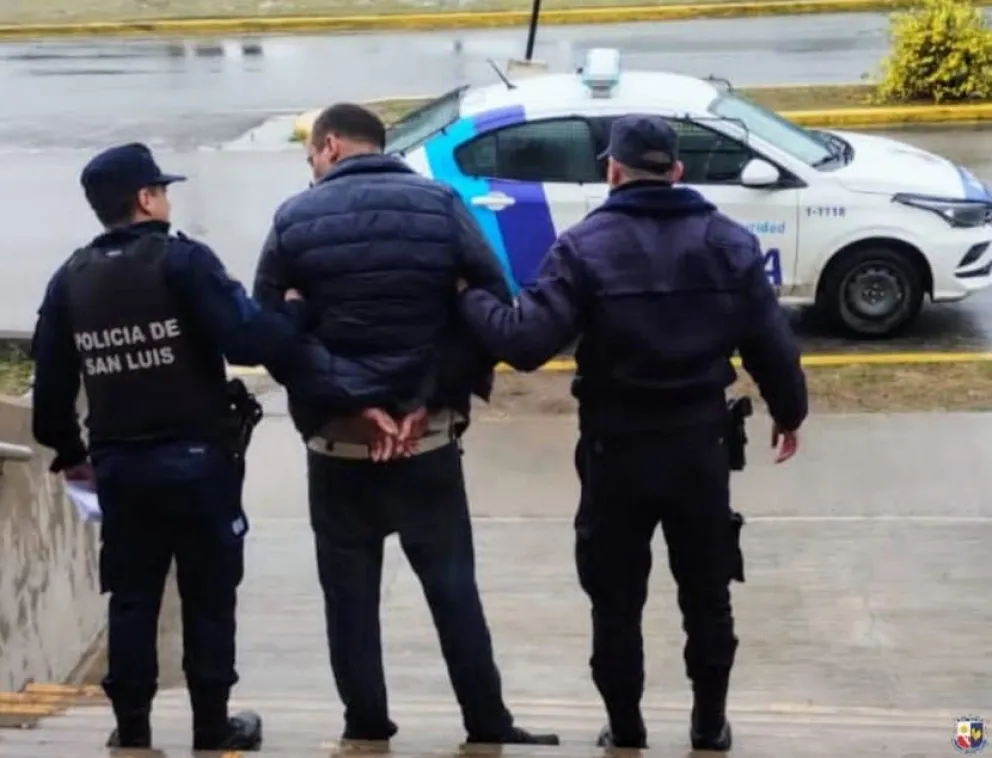 Un hombre demorado por ingresar a una vivienda y patear a un perro.