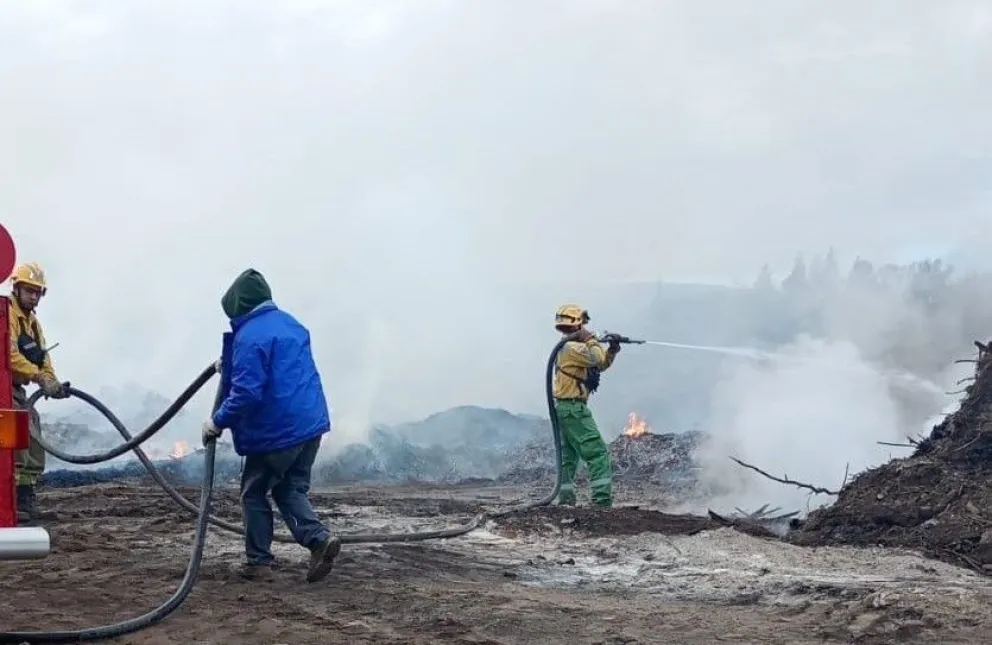 Trabajan en la zona del chipeadero y alertan por más humo.