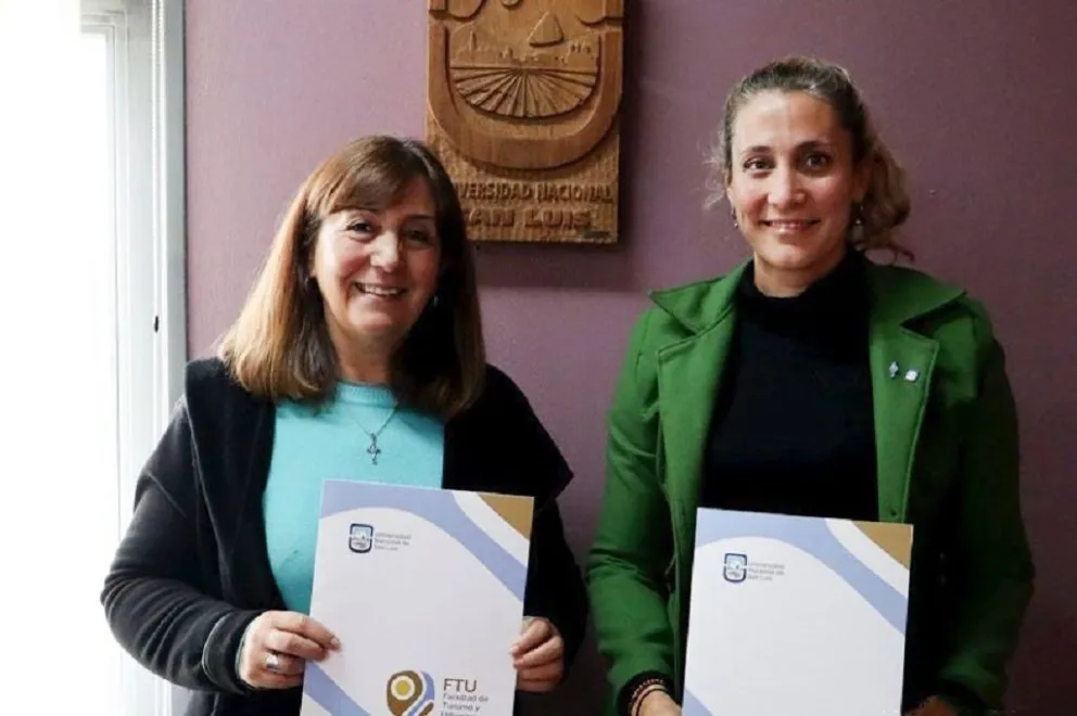 Jardi, a la izquierda, junto a Generoso tras la firma del acuerdo.