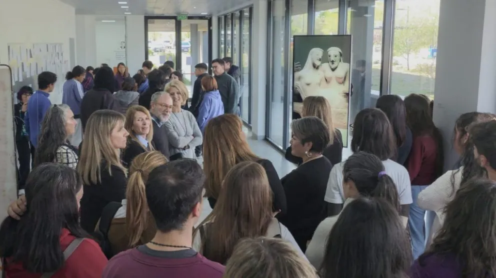  La Universidad Nacional de los Comechingones abrió oficialmente la exposición curada por Sebastián Tedesco. 