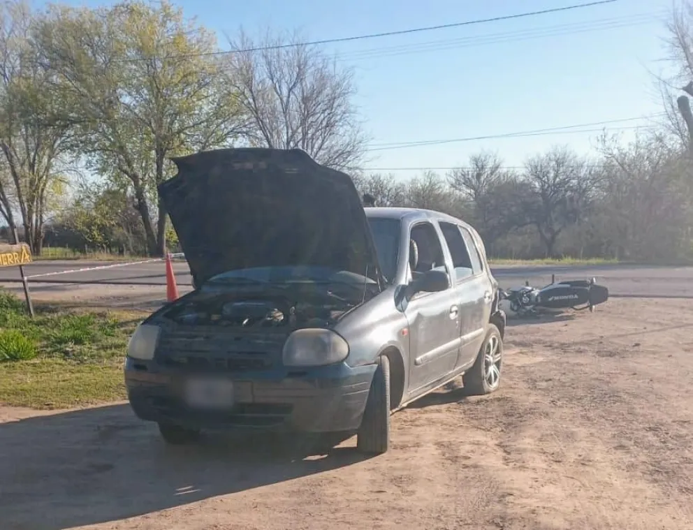 Según informaron desde la Subcomisaría 19°, una motocicleta Honda 190 cc, conducida por un joven de 22 años, colisionó con un automóvil Renault Clio al mando de una mujer de 72 años.